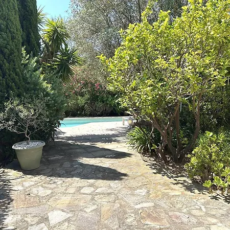 Spacieuse Avec Piscine Privative A Bormes-les-Mimosas